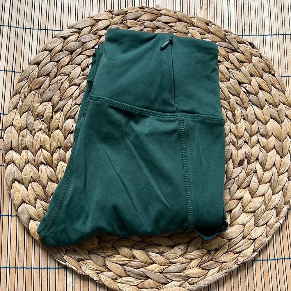 Green Fabletics Leggings with lots of pockets!